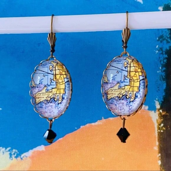NEW without TAGS drop earrings with map of Newport, RI - Picture 1 of 6